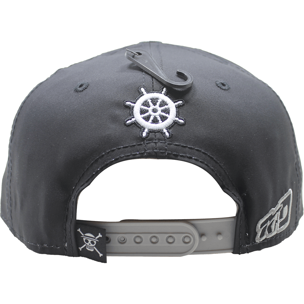 Gorra "ONE PIECE" Placa Metálica Cromada con Textura en Vinipiel 11